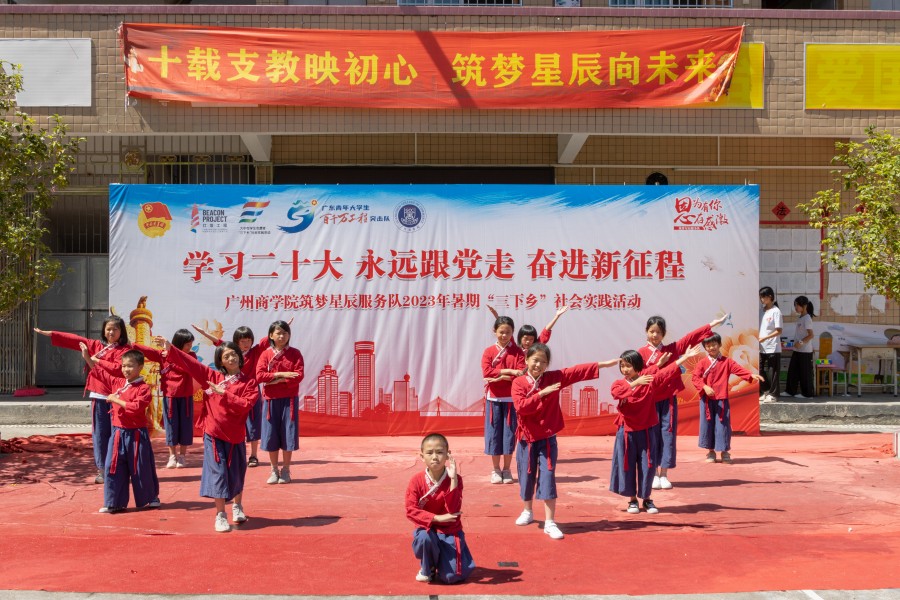 图为“快乐读书夏令营”教学成果汇报演出上《二十四节气》表演_副本.jpg