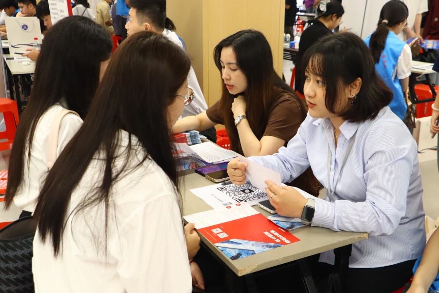 招聘会现场 (1).JPG