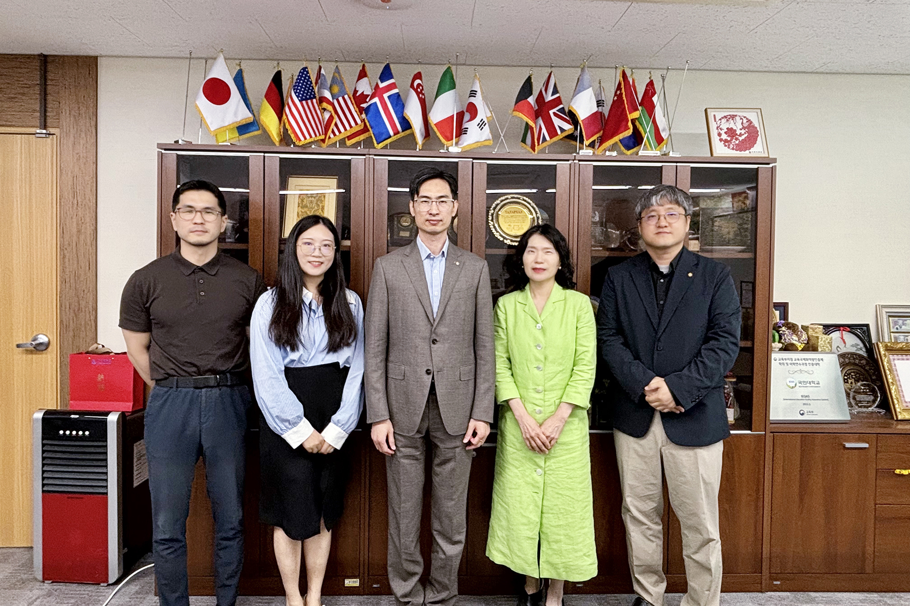 与韩国国民大学代表合影.jpg