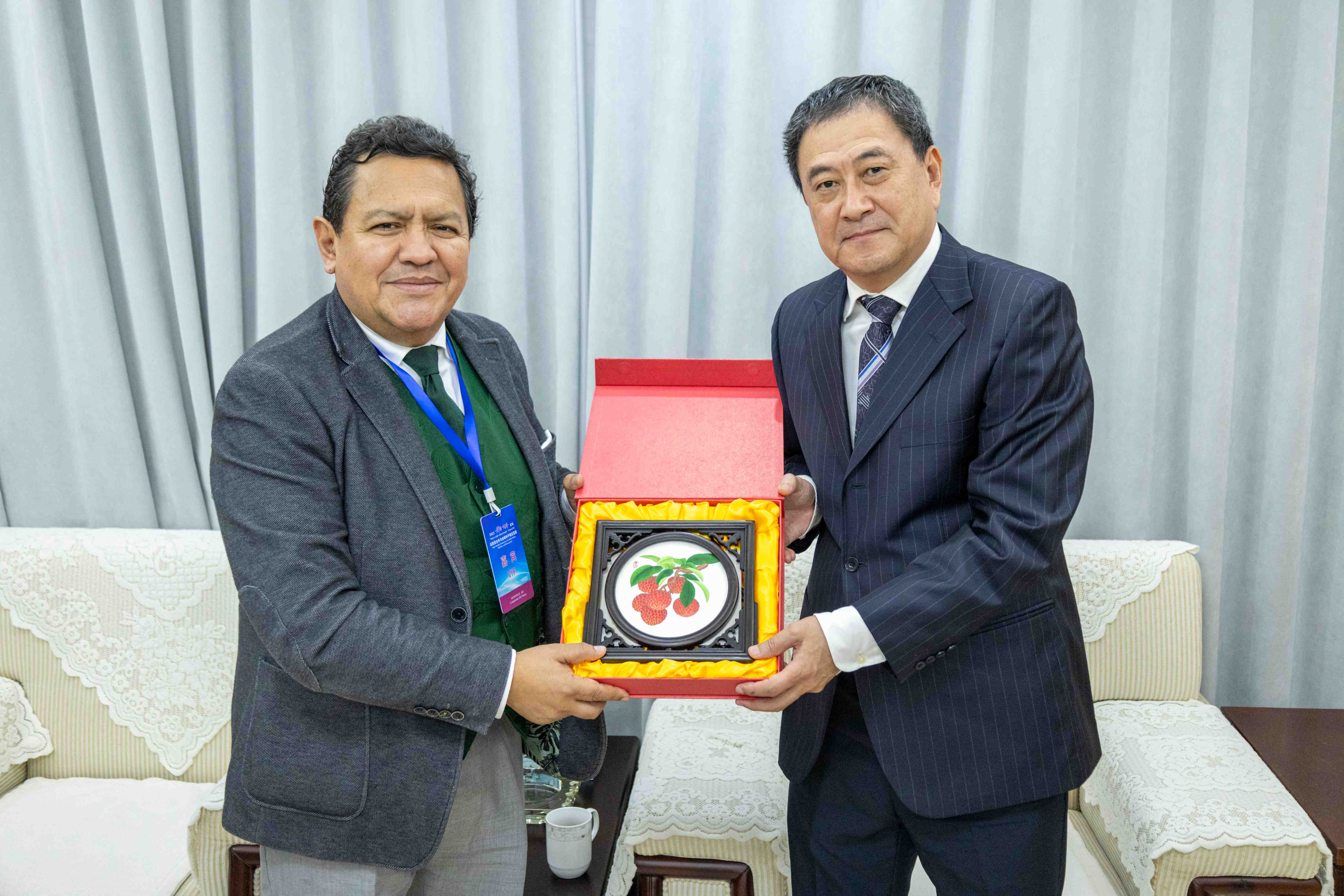 2.隋广军向帕切科赠送纪念品.jpg