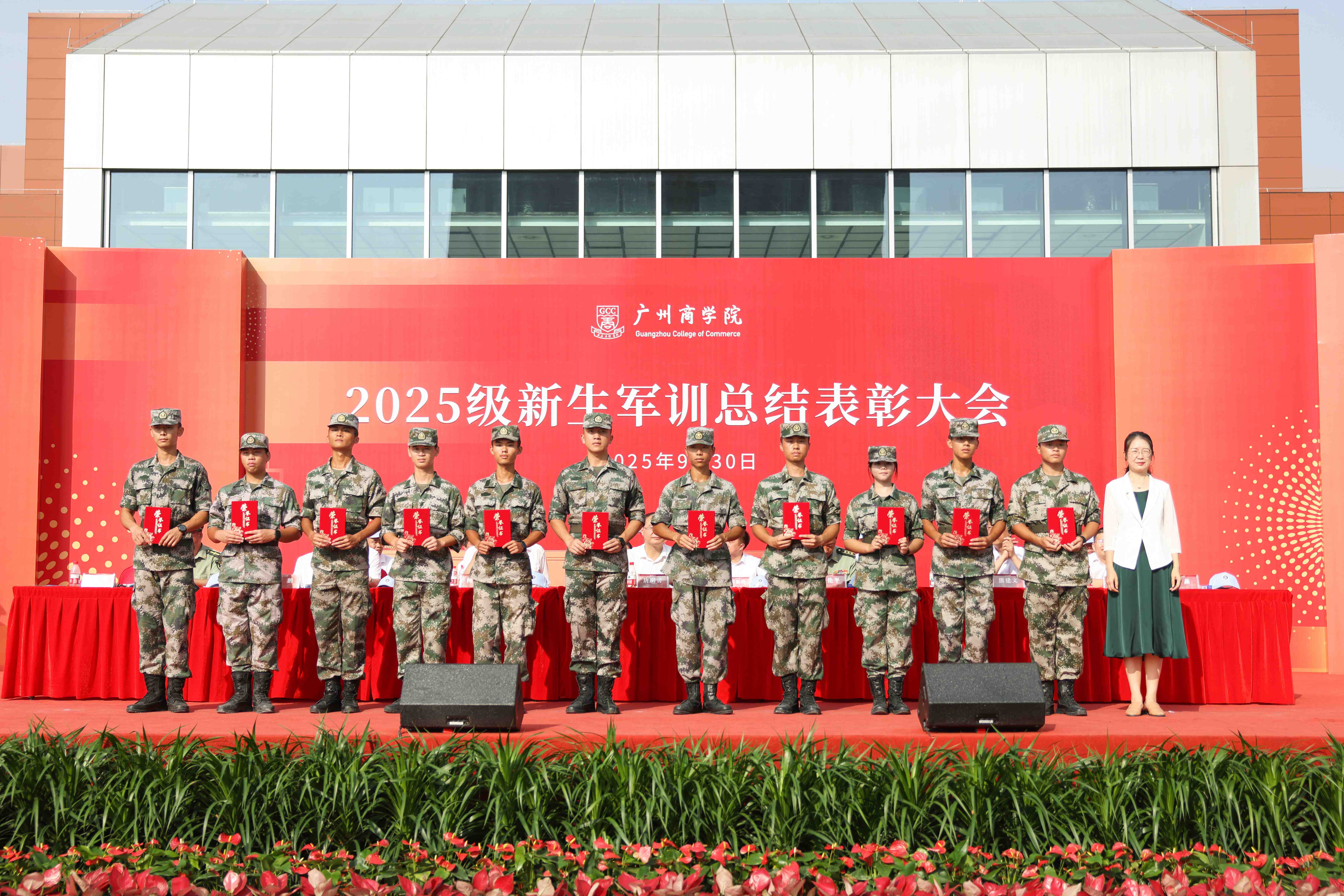 张校颁奖2.jpg