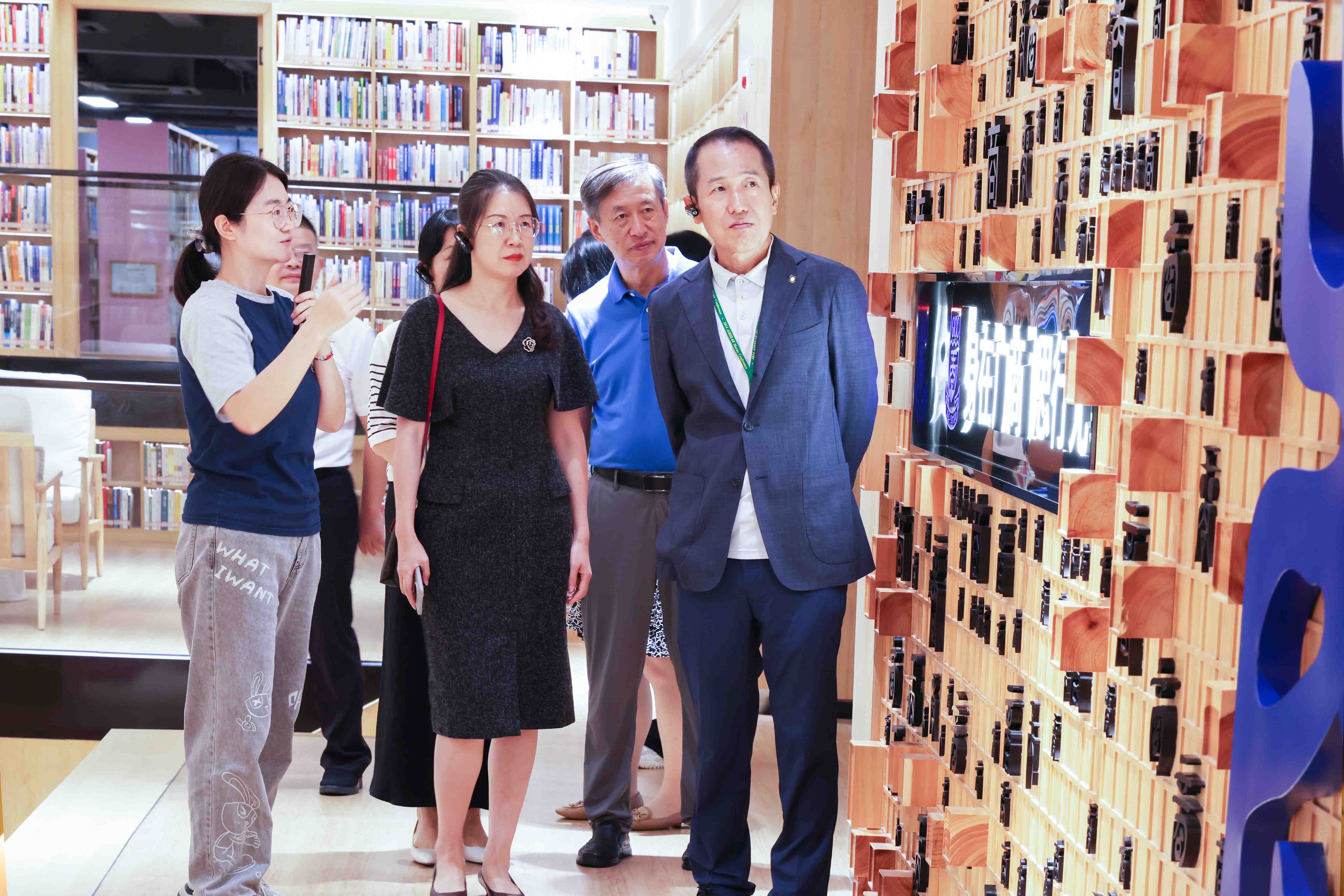 参观图书馆.jpg