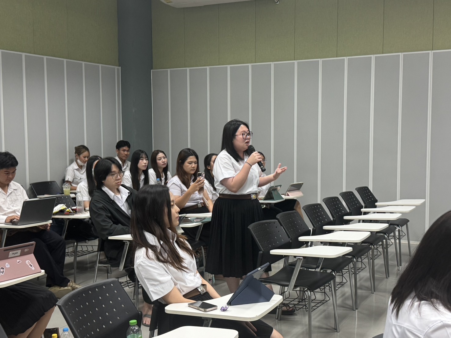 泰国学生课堂回答问题.jpg