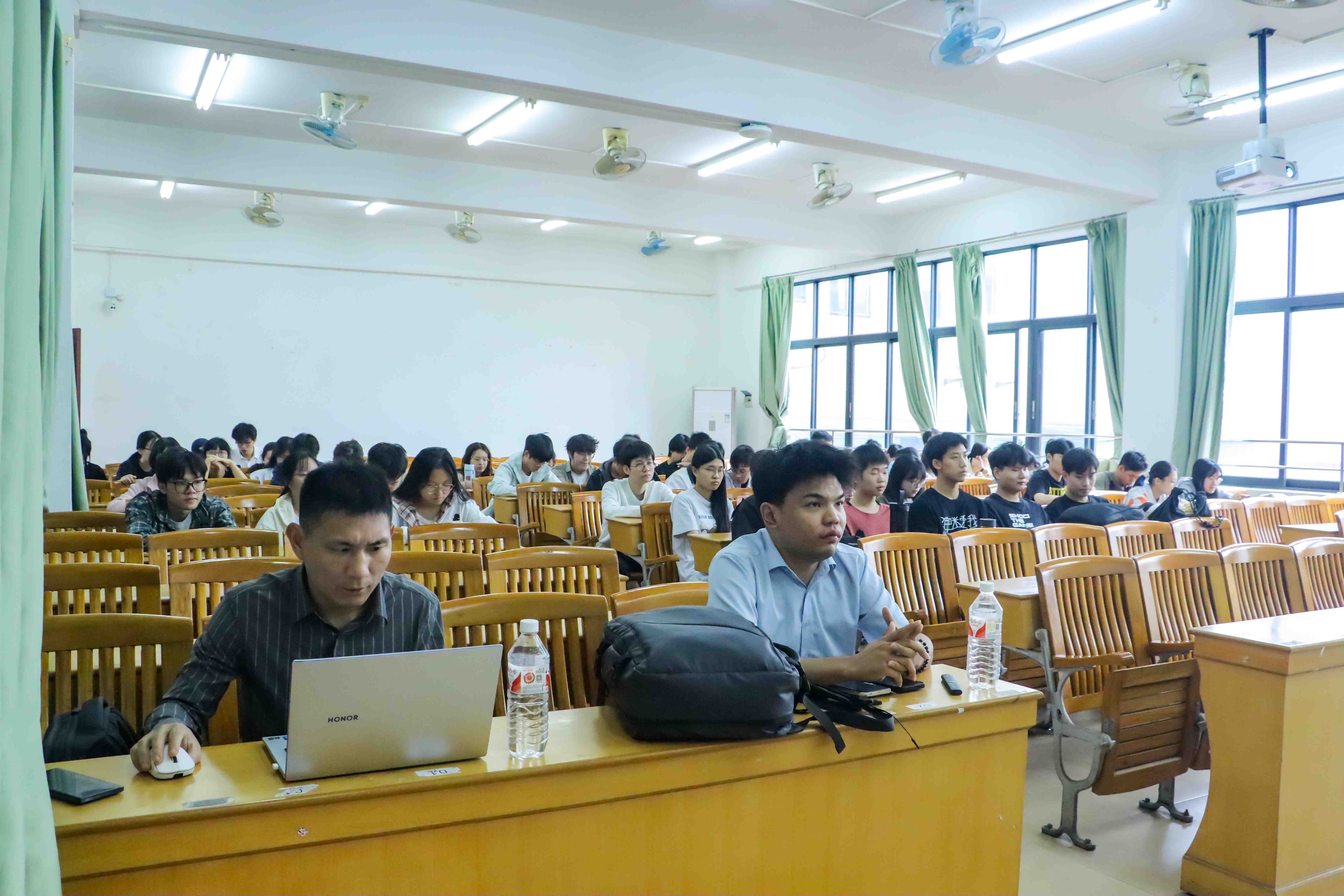 会议现场 (2).jpg