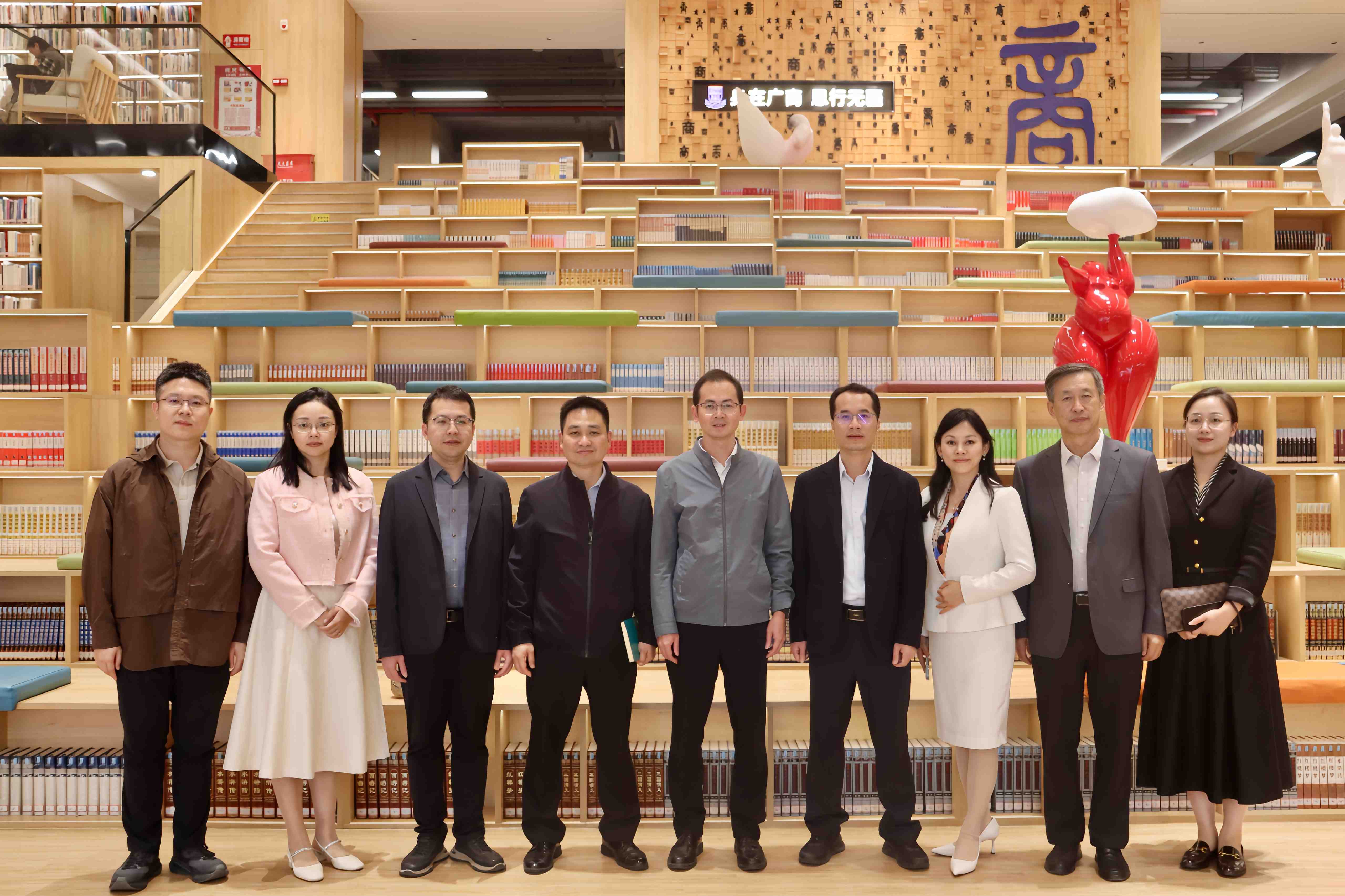 参观学校图书馆.jpg