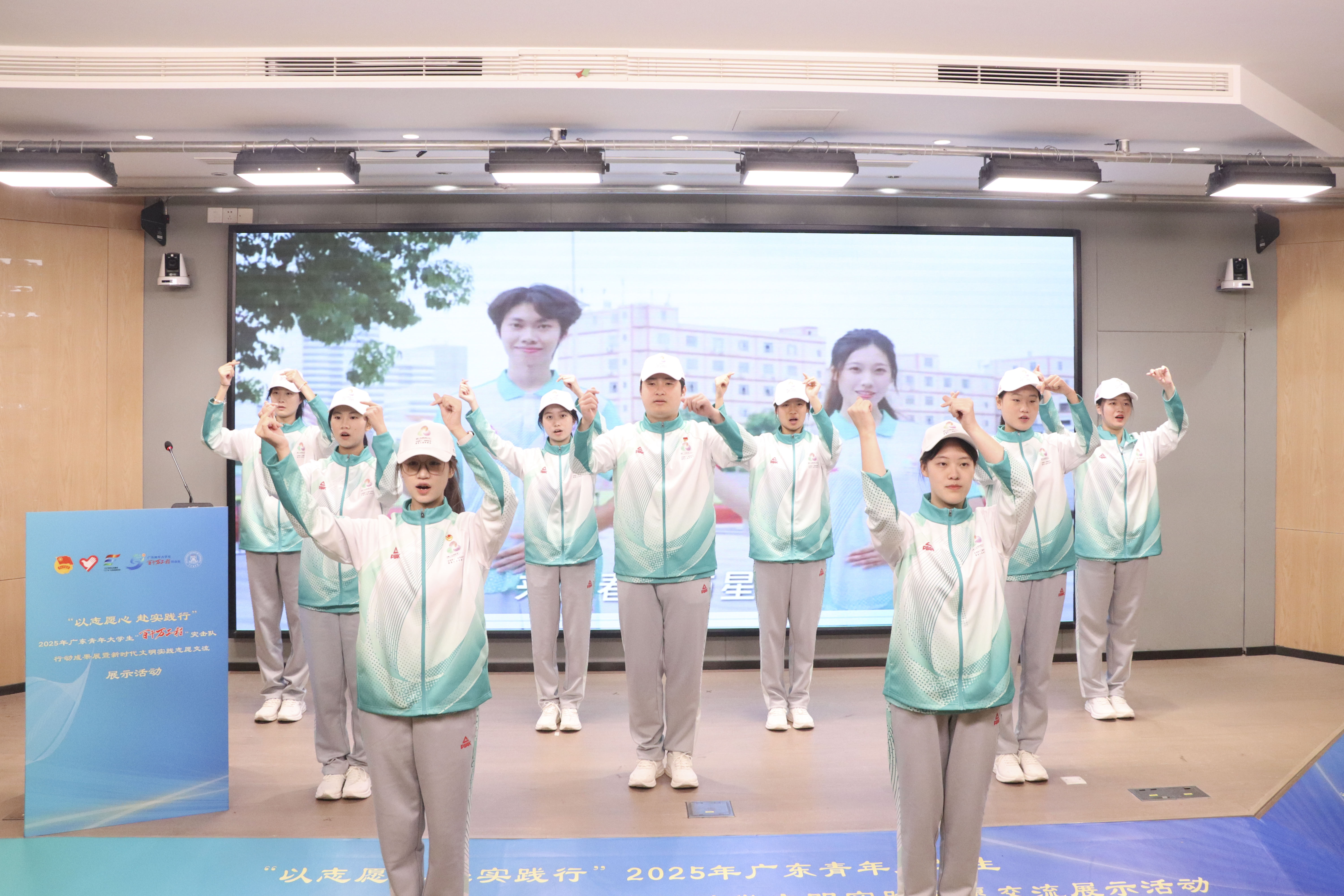 手语表演 李哲 (1).jpg