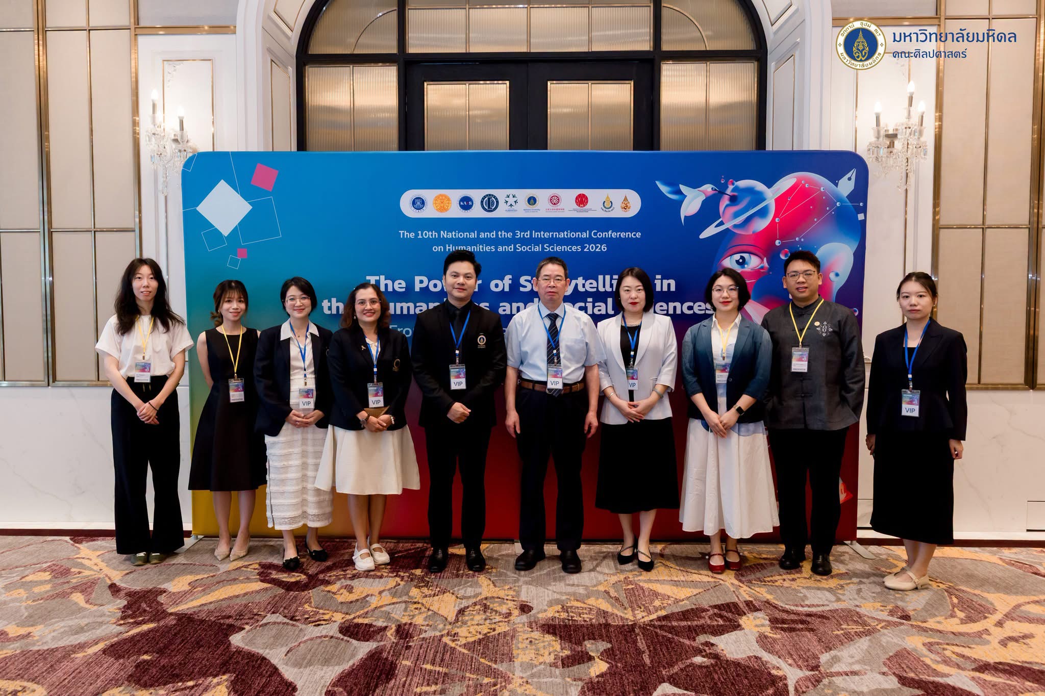 7. 我校代表团、参会教师与玛希隆大学人文学院院长Aphiwit等合影.jpg