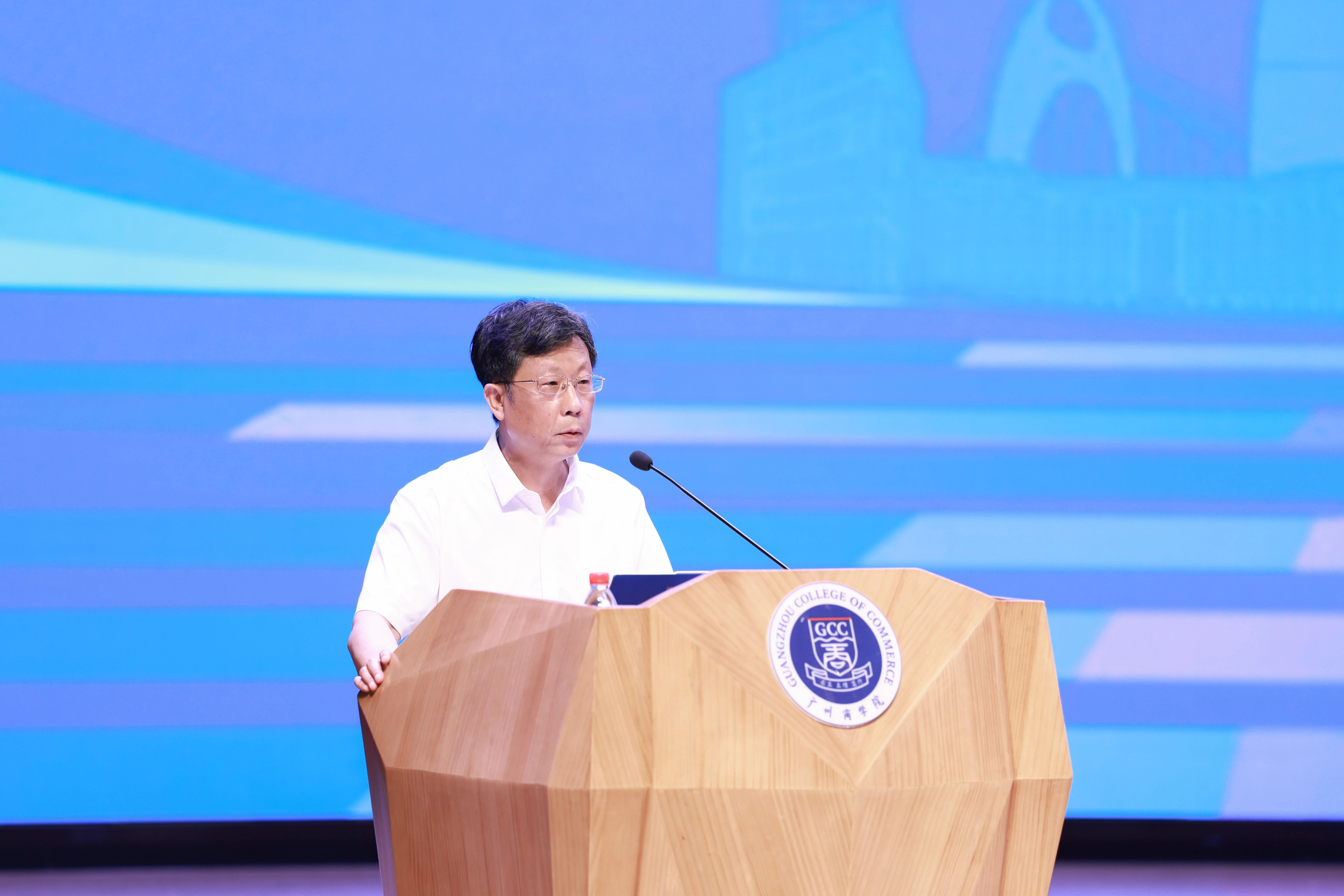 2.广州商学院副校长熊建文主持仪式.jpg