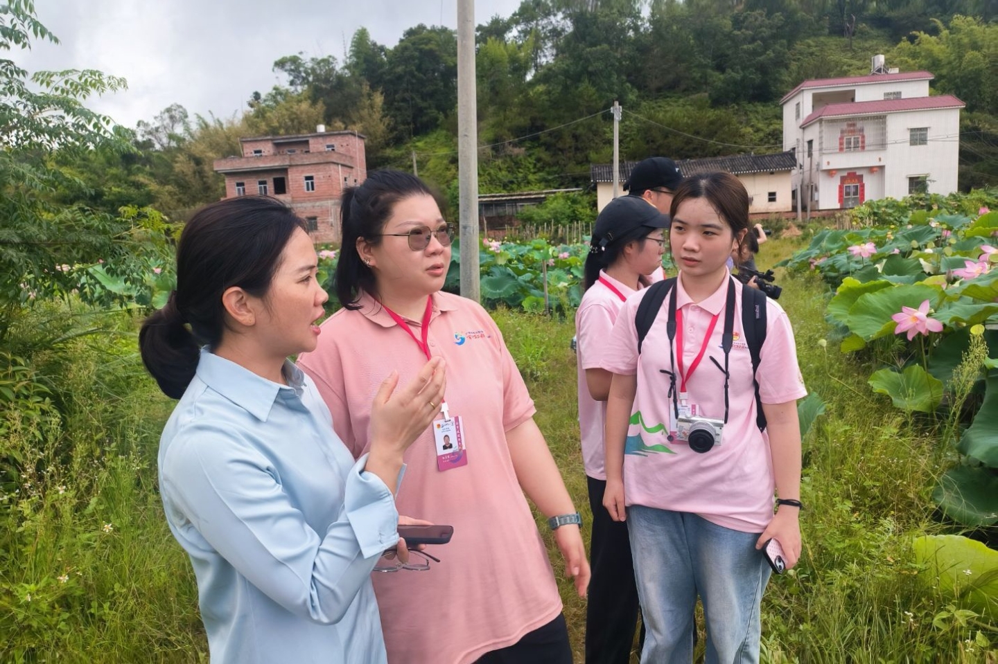 03图为队员们跟随华城镇党委委员陈玉萍实地走访莲花基地开展调研.jpg
