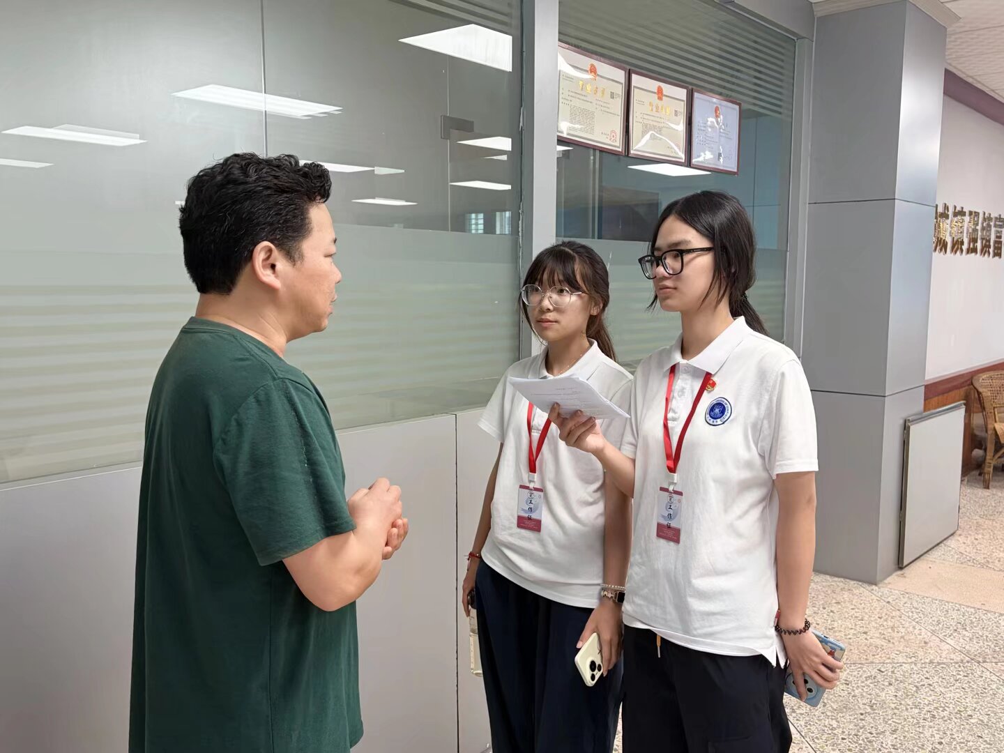 05图为队员们在企业采访相关负责人.jpg