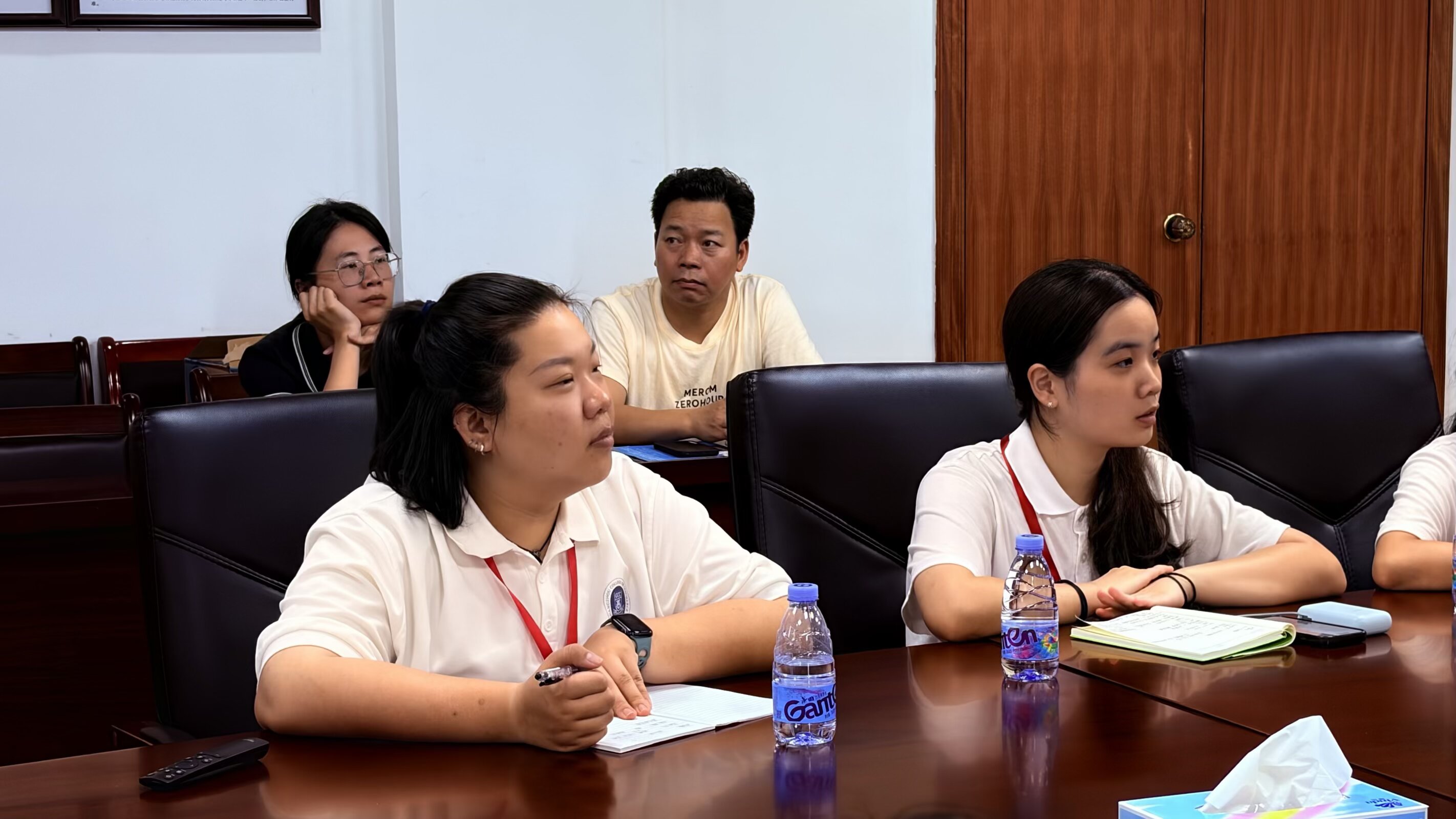 07图为团队与华城镇政府商议莲花节方案.jpg