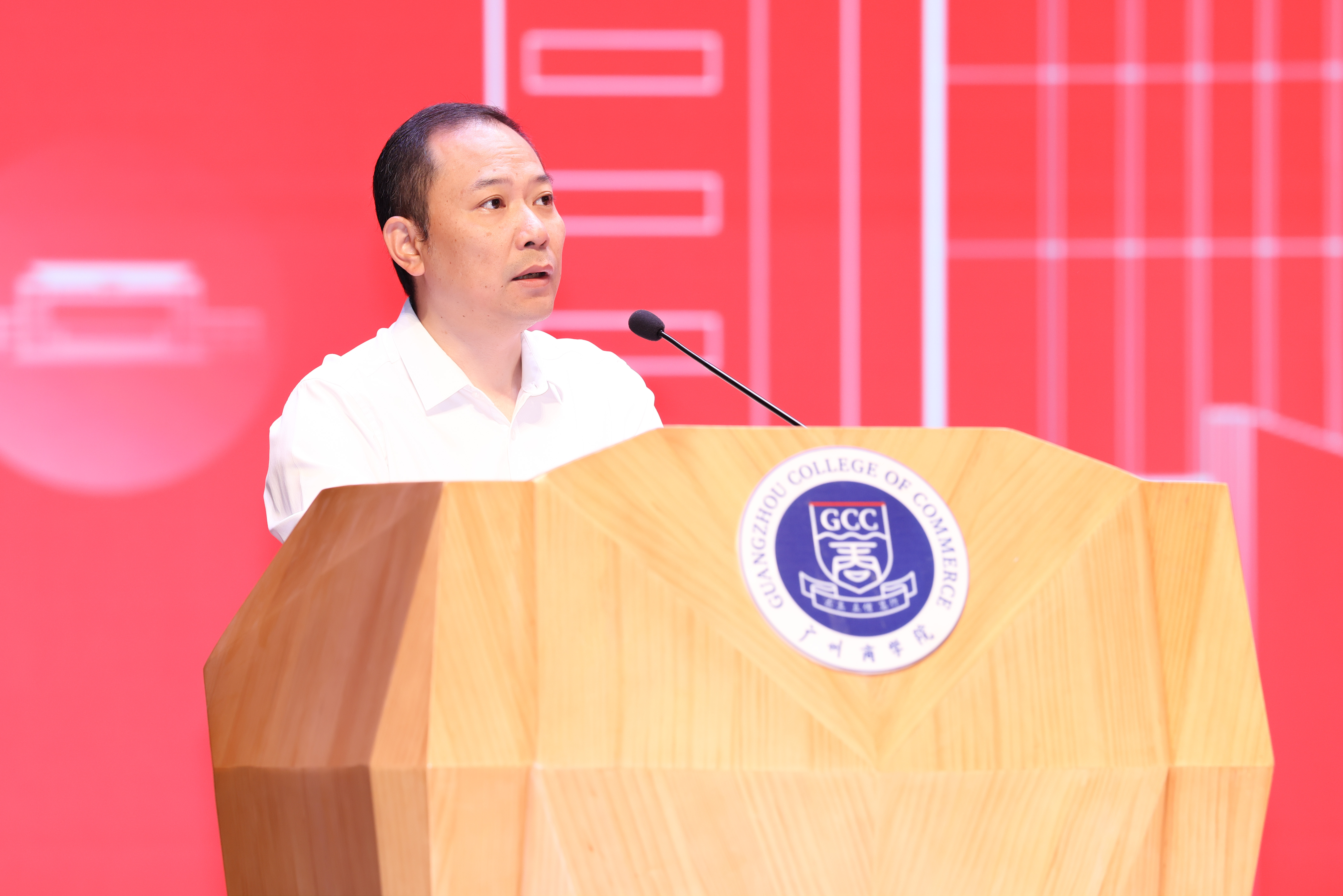 常务副校长何柏略主持.jpg