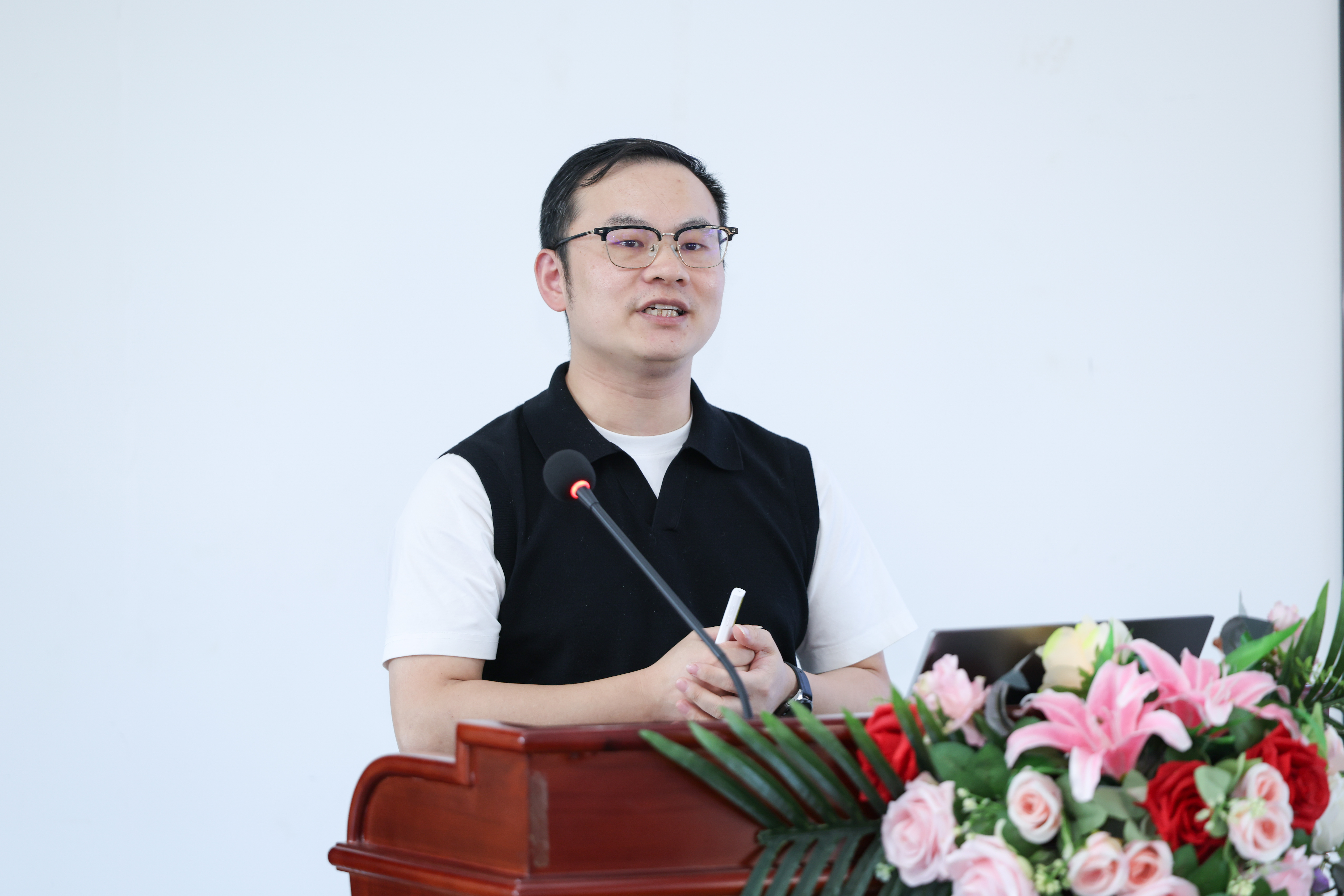彭冲作主旨演讲.jpg