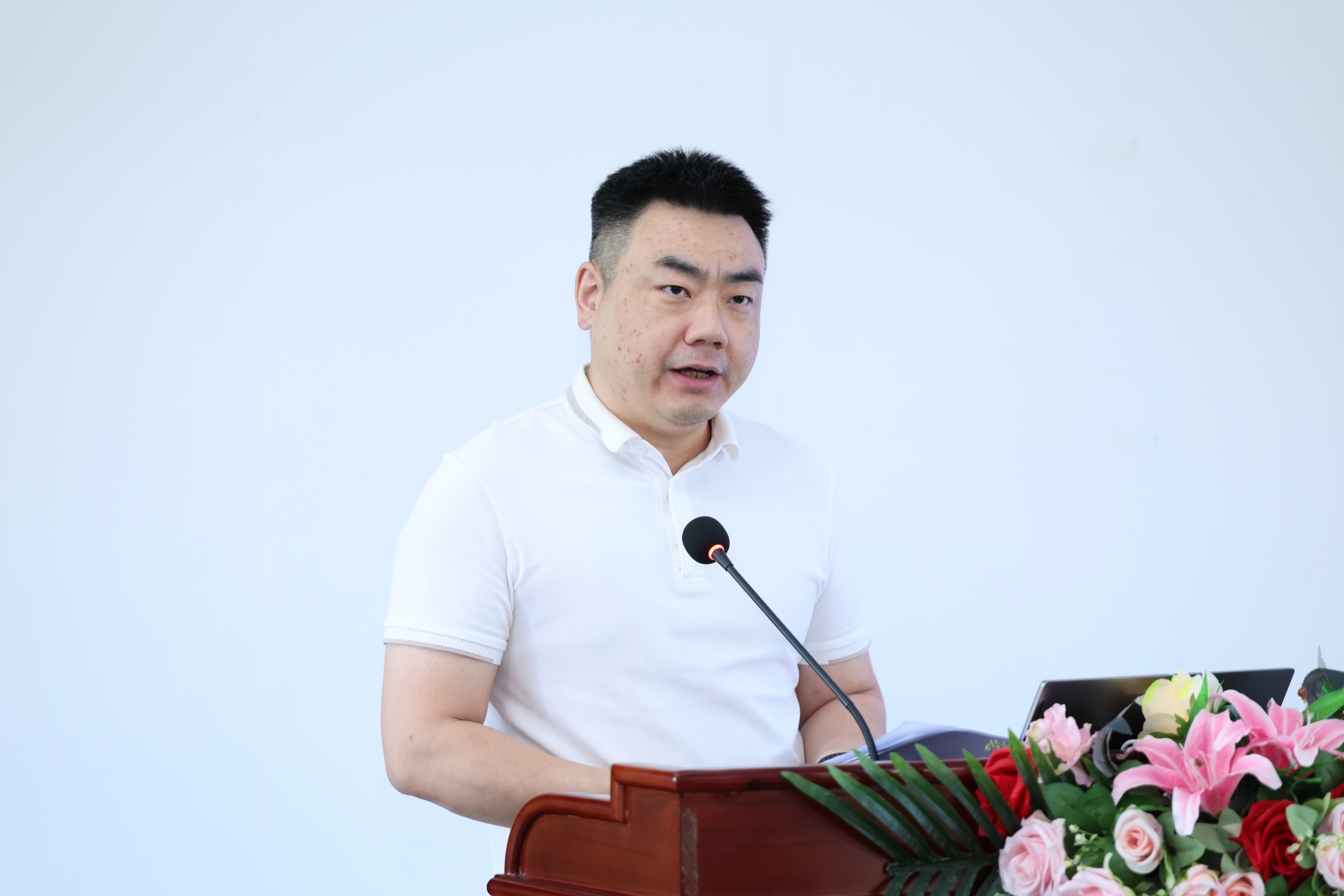 沈翔作专题汇报.jpg