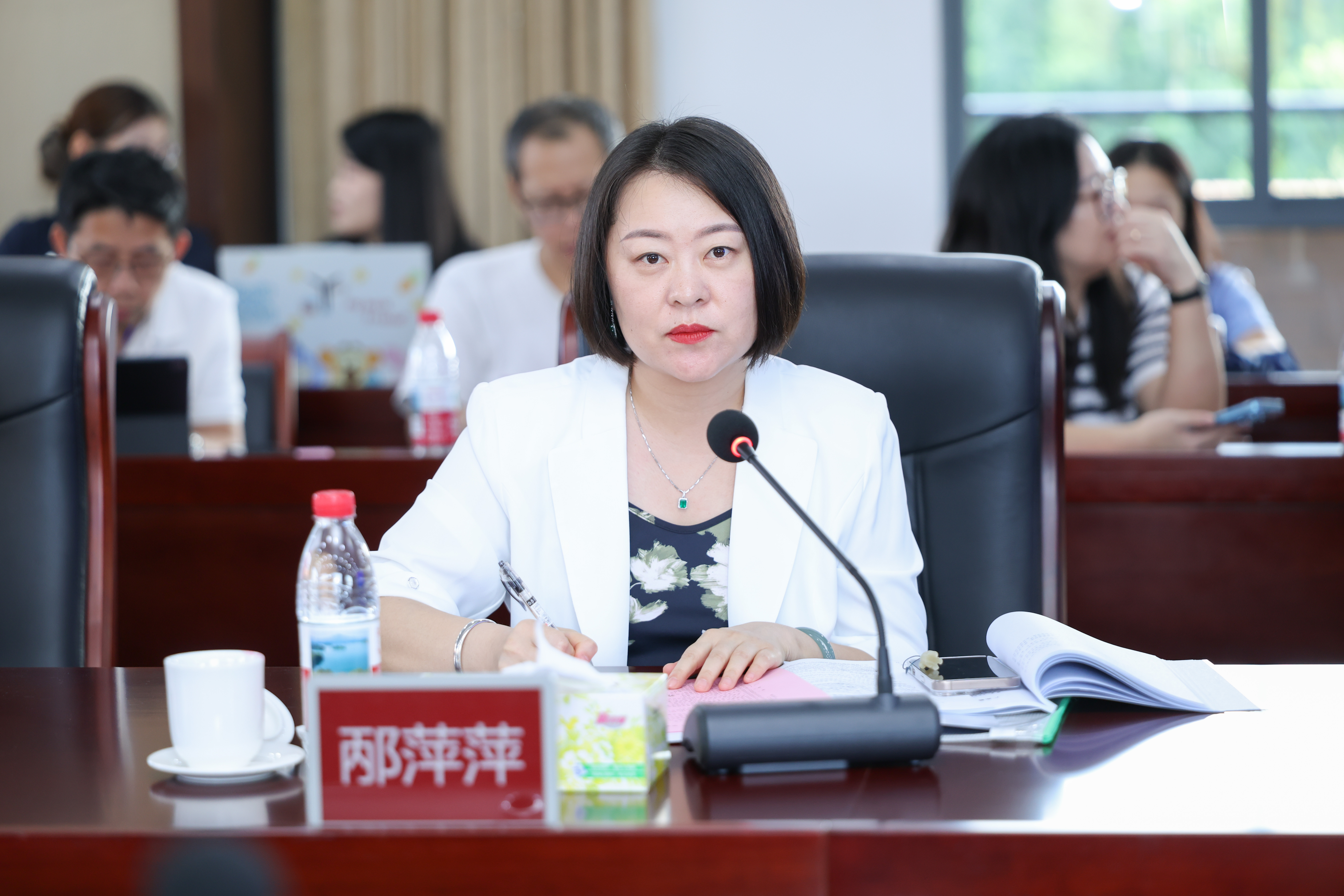 邴萍萍主持评议发言环节.jpg